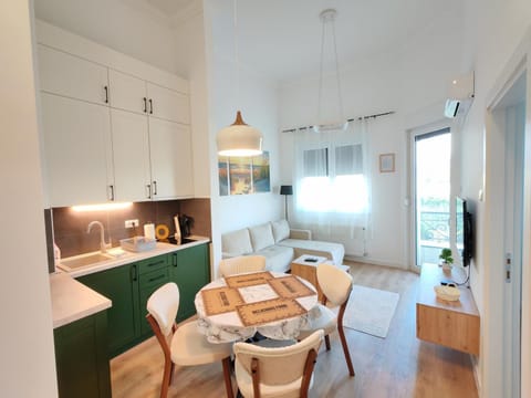 TV and multimedia, Kitchen or kitchenette, Living room, Seating area, stove