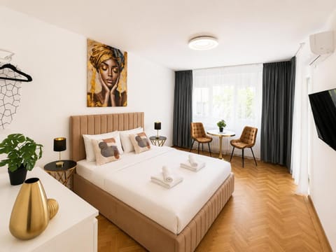 Bed, TV and multimedia, Photo of the whole room, Seating area, Bedroom, towels