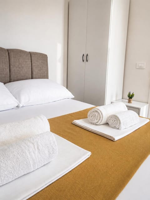 Bed, towels