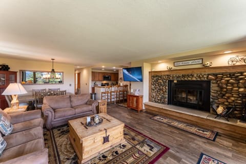 TV and multimedia, Kitchen or kitchenette, Living room, Dining area, fireplace, furniture