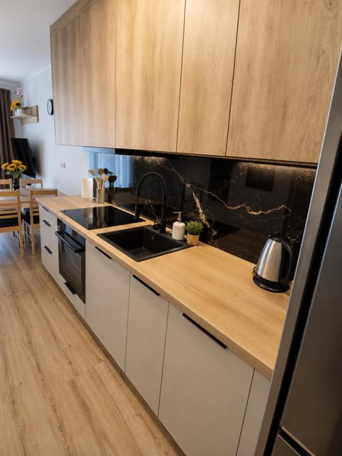 Coffee/tea facilities, Kitchen or kitchenette, dishwasher, stove