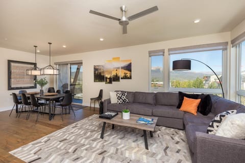 Day, Living room, Dining area, Mountain view, furniture