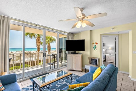Bed, Day, Natural landscape, TV and multimedia, View (from property/room), Balcony/Terrace, Living room, Seating area, Beach, Bedroom, Sea view, furniture