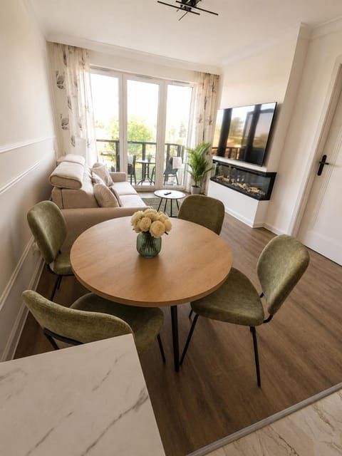 TV and multimedia, Living room, Seating area, Dining area