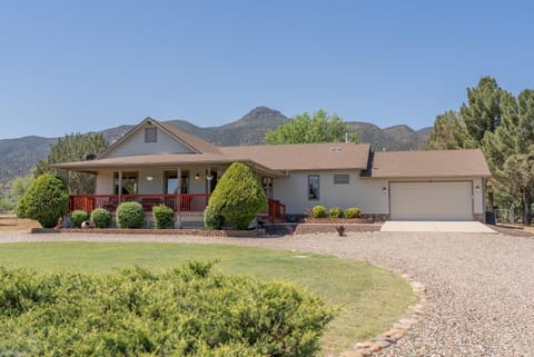 Property building, Day, Natural landscape, Garden, Mountain view, Parking