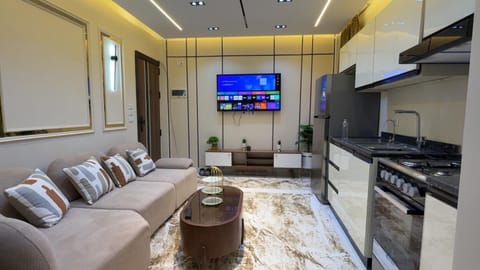 Communal lounge/ TV room, TV and multimedia, Kitchen or kitchenette, Living room, Seating area, Evening entertainment, minibar, oven, pet friendly, stove