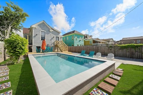 Swimming pool