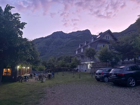 Property building, Restaurant/places to eat