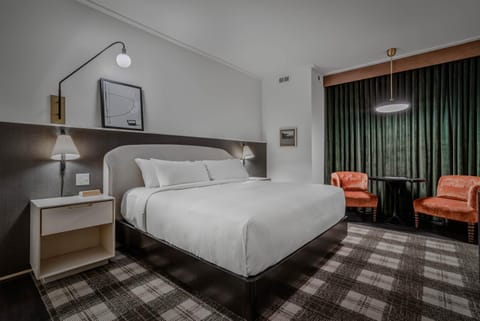 Bed, TV and multimedia, Bedroom