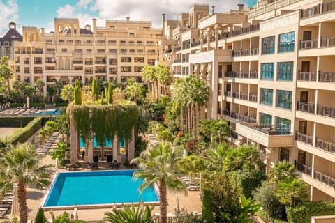 Property building, Garden view, Swimming pool, sunbed