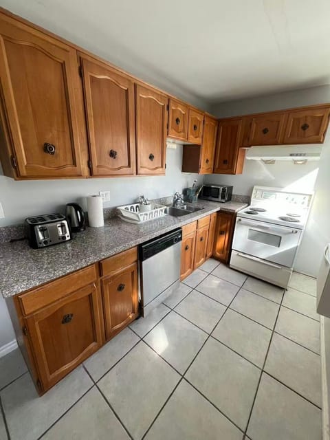 Kitchen or kitchenette, Communal kitchen, dishwasher, oven, stove, toaster