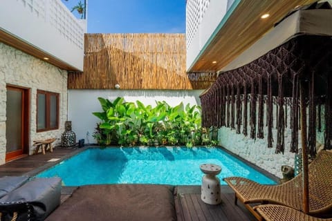 Swimming pool, Swimming pool