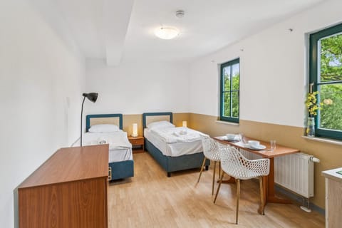 Bed, Photo of the whole room, Dining area, Bedroom, towels