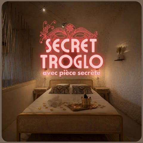 Photo of the whole room, Logo/Certificate/Sign