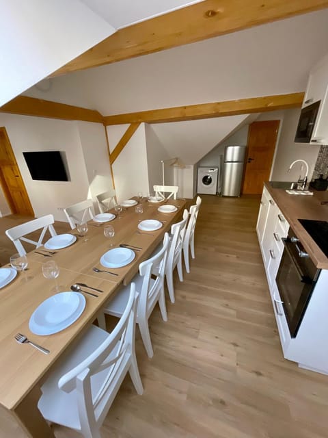 Kitchen or kitchenette, Dining area, dishwasher, minibar, oven, stove