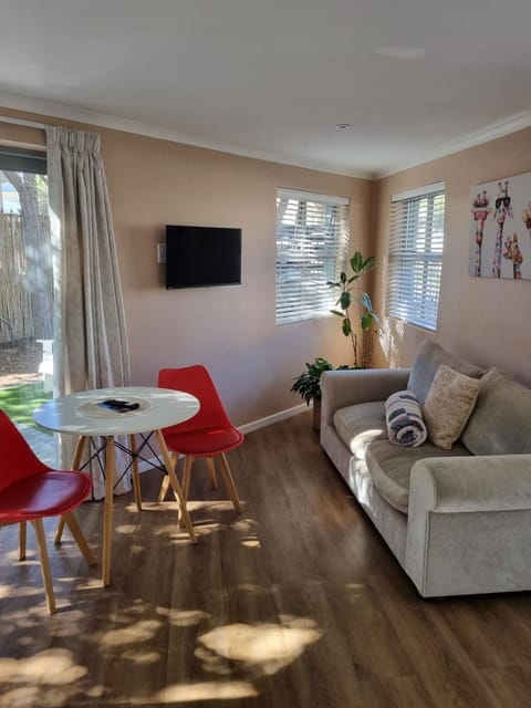 TV and multimedia, Seating area, Dining area