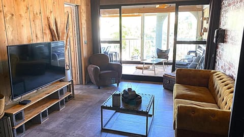 Communal lounge/ TV room, Balcony/Terrace