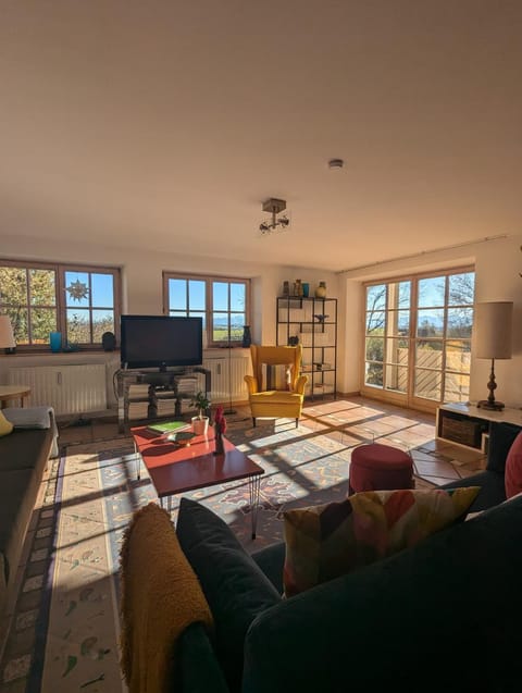 TV and multimedia, Living room, Seating area, Evening entertainment