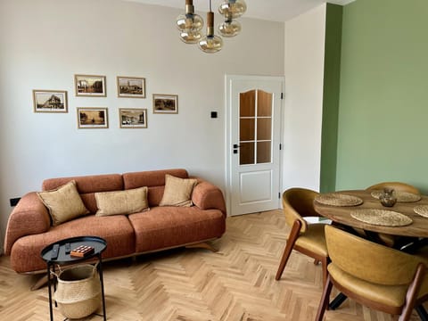 Communal lounge/ TV room, TV and multimedia, Living room, Decorative detail, Seating area, Dining area, air conditioner