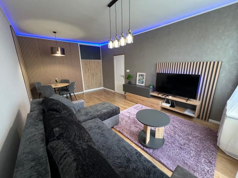TV and multimedia, Living room, Seating area, Evening entertainment