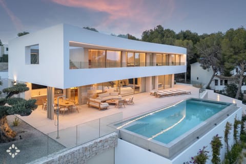 Property building, Patio, Day, Natural landscape, Pool view, Swimming pool, sunbed