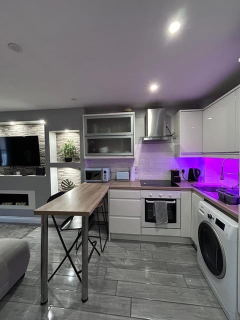 TV and multimedia, Kitchen or kitchenette, Living room, Seating area, Dining area, dishwasher, microwave, oven, stove, toaster, washing machine, dryer