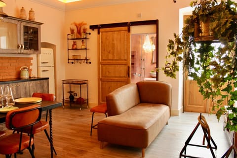Kitchen or kitchenette, Living room, Seating area, Dining area