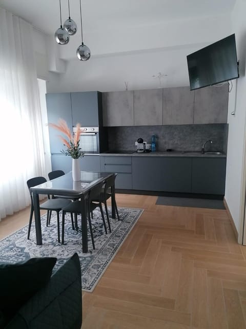 TV and multimedia, Kitchen or kitchenette, Living room, Seating area, Dining area