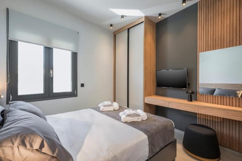 Bed, TV and multimedia, Photo of the whole room, Bedroom, towels