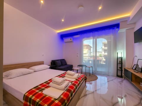 Bed, TV and multimedia, Photo of the whole room, Bedroom, towels
