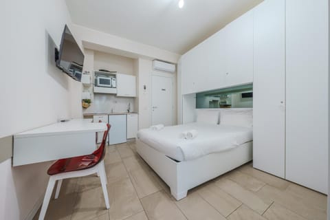 Bed, TV and multimedia, Kitchen or kitchenette, Living room, Photo of the whole room, Seating area, Dining area, Bedroom, air conditioner