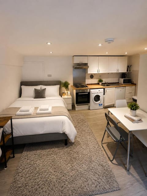 Bed, Kitchen or kitchenette, Living room, Photo of the whole room, Seating area, Dining area, Bedroom, pet friendly, towels, washing machine