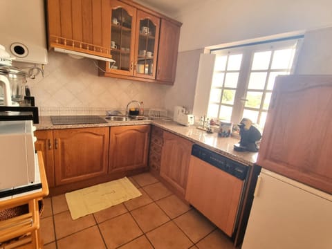 Coffee/tea facilities, Kitchen or kitchenette, dishwasher, stove, toaster