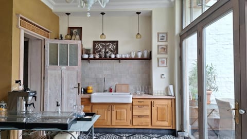 Property building, Communal lounge/ TV room, Kitchen or kitchenette, Breakfast