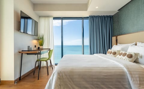 Bed, Place of worship, TV and multimedia, Photo of the whole room, Bedroom, Sea view