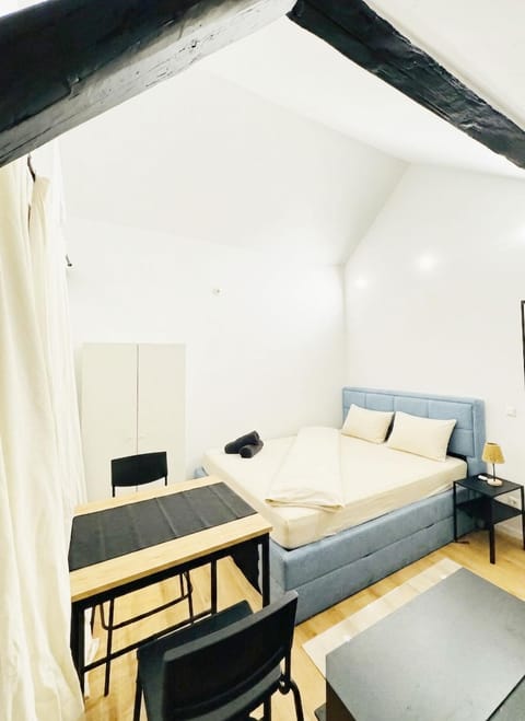 Property building, Bed, Bedroom