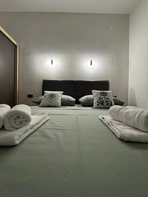 Bed, Bedroom, towels