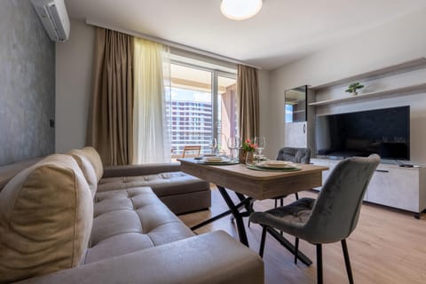 TV and multimedia, Living room, Seating area, Dining area, air conditioner