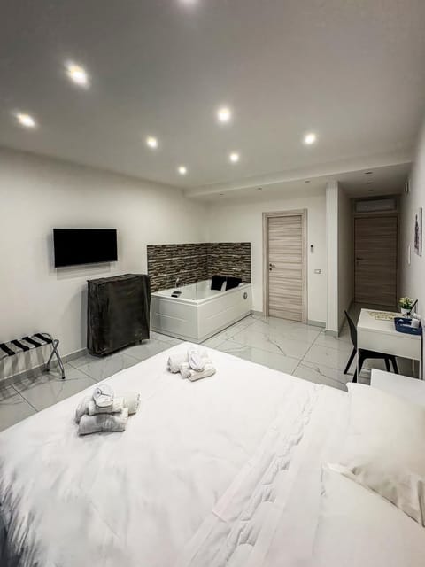Bed, Hot Tub, Photo of the whole room, Bedroom