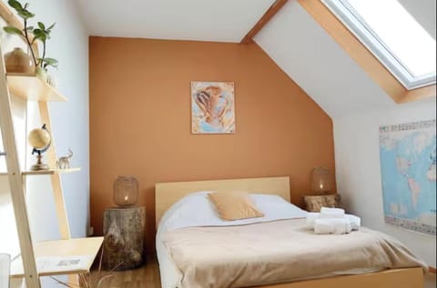 Bed, Photo of the whole room, Bedroom, towels