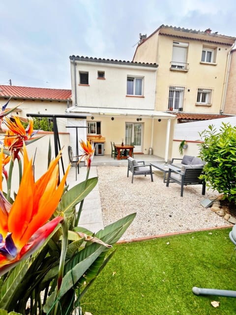 Patio, Dining area, Garden view