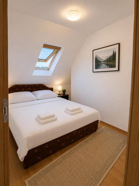 Bed, Photo of the whole room, Bedroom, towels
