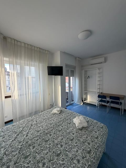 Bed, TV and multimedia, Bedroom