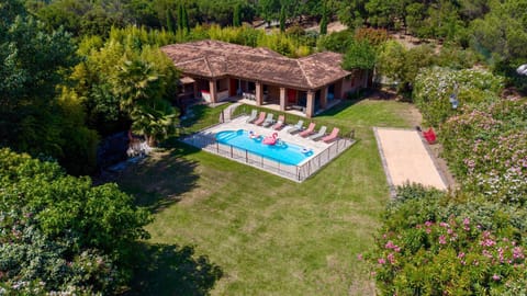 Property building, Day, Garden, Garden view, Swimming pool