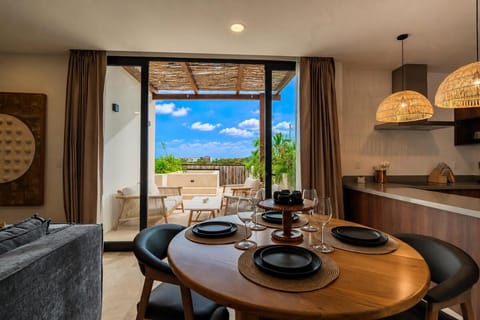 Balcony/Terrace, Dining area, Pool view, Swimming pool, kitchen