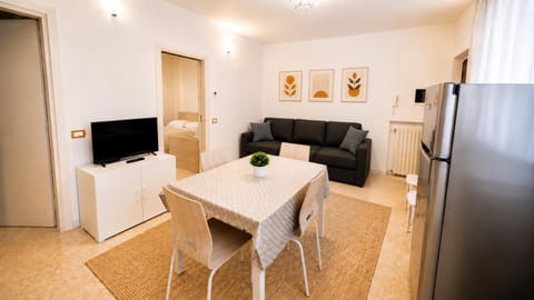 Communal lounge/ TV room, TV and multimedia, Kitchen or kitchenette, Living room, Seating area, Dining area, Evening entertainment, minibar, oven