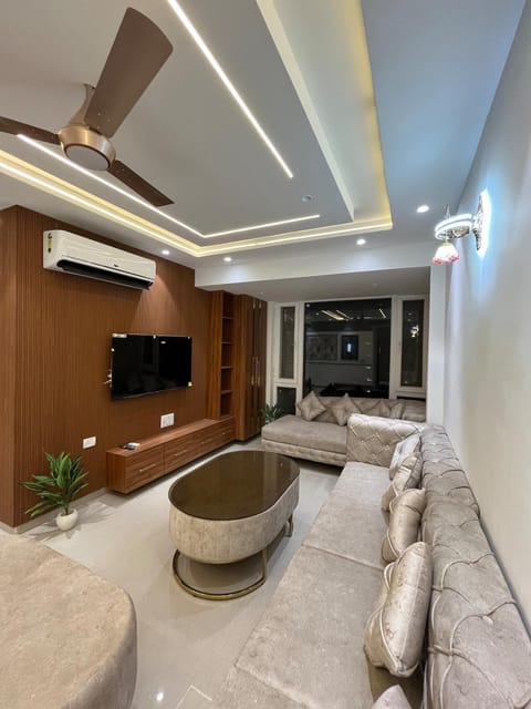 Communal lounge/ TV room, TV and multimedia, Living room, Seating area, Evening entertainment, air conditioner