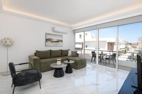 Property building, TV and multimedia, View (from property/room), Balcony/Terrace, Living room, Seating area, City view