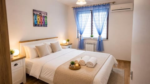 Bed, Bedroom, towels, towels