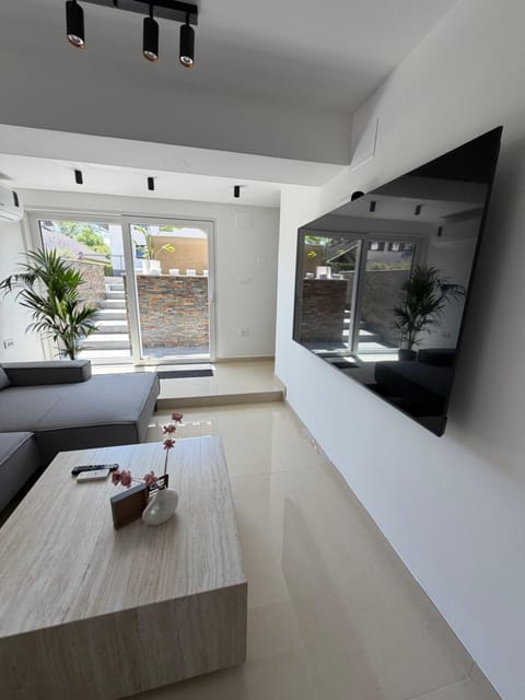 Communal lounge/ TV room, TV and multimedia, Living room, Seating area